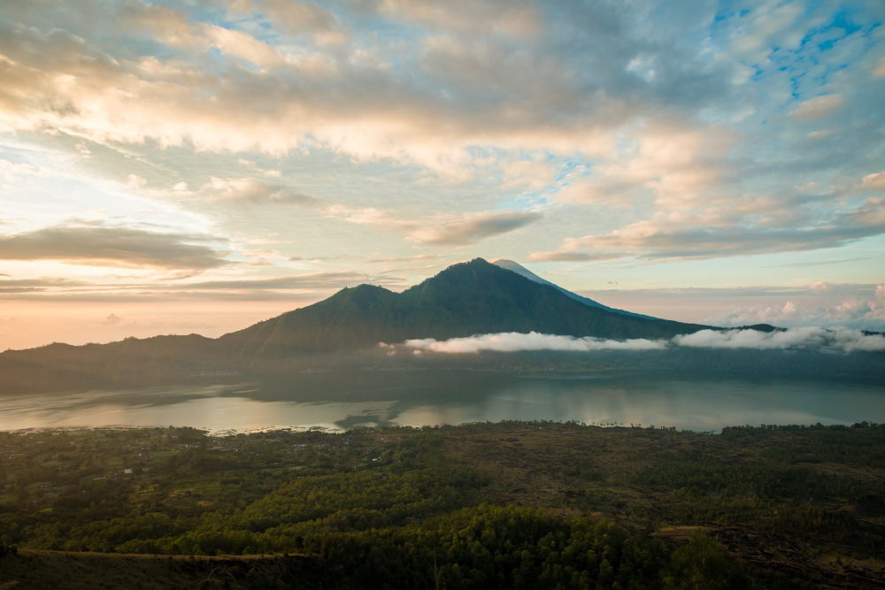Atemberaubender Blick auf den Vulkan Batur und den Batur-See bei Sonnenaufgang
