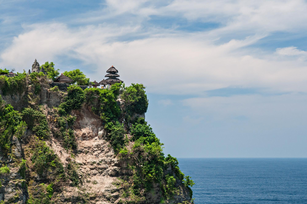 Uluwatu Tempel hoch auf den Klippen über dem Meer in Bali