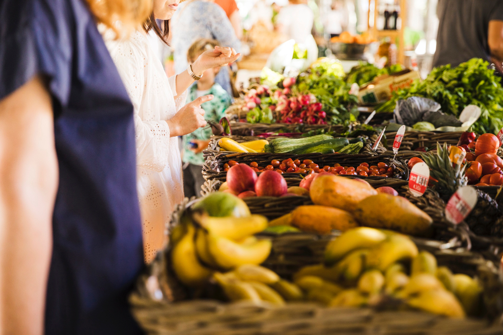Einheimische und Besucher auf einem traditionellen Markt auf Teneriffa – frisches Obst, Gemüse und lokale Spezialitäten.