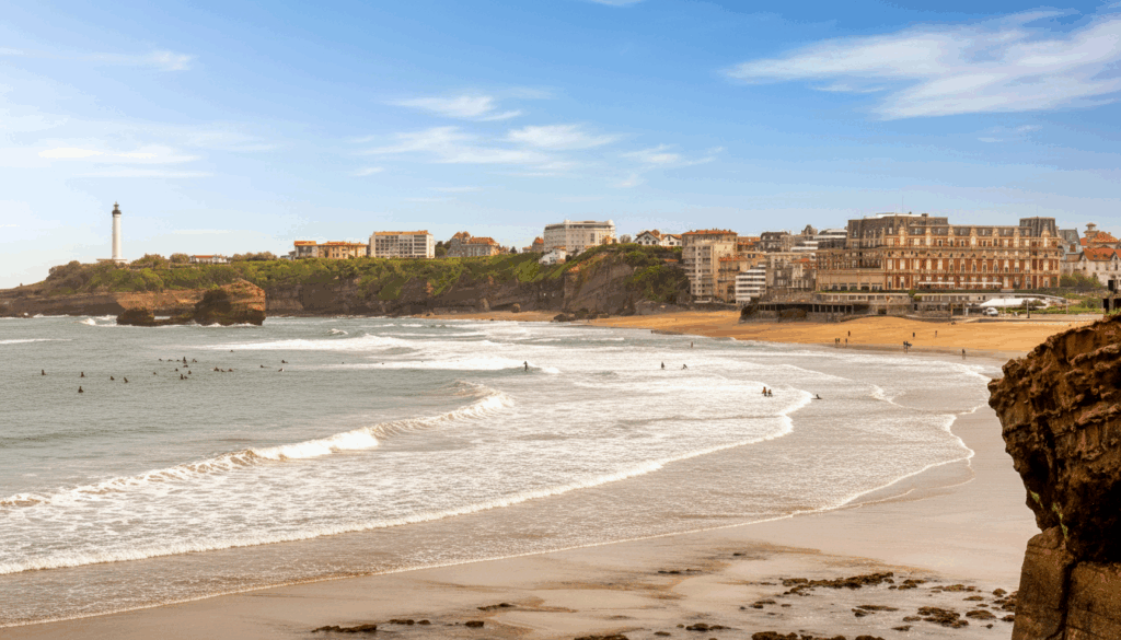 Strand von Biarritz mit Leuchtturm und Küstenpromenade in Südwestfrankreich