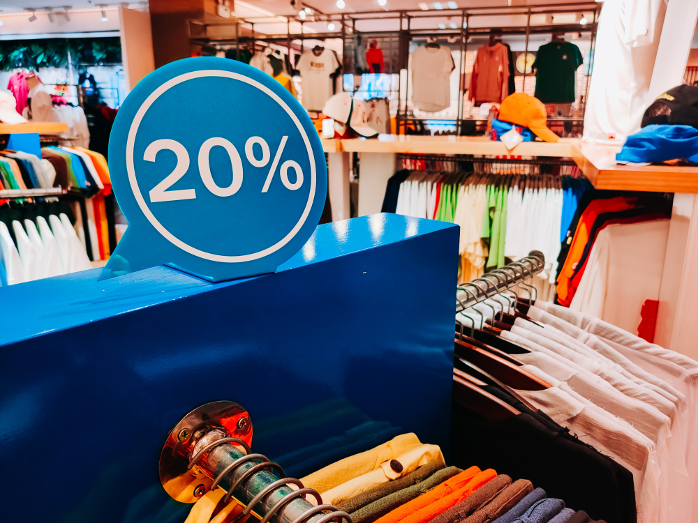 Rabatt-Schild im Surf-Outlet Hossegor zwischen Kleidung und Surf-Fashion