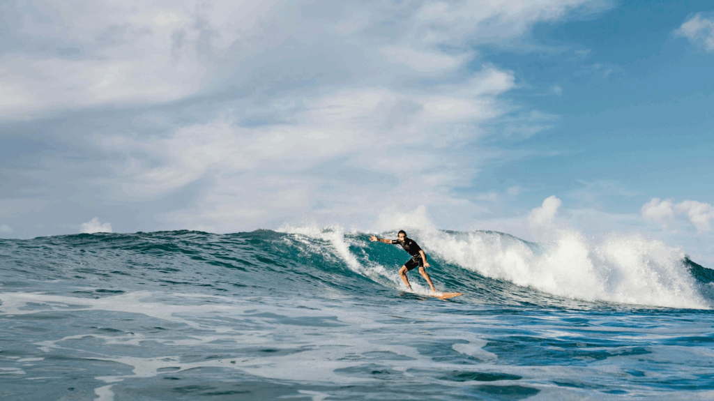Surfer reitet eine große Atlantikwelle an der französischen Atlantikküste