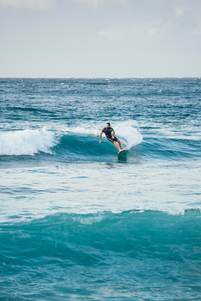 Surfer reitet eine Welle im Atlantik vor der Küste Frankreichs