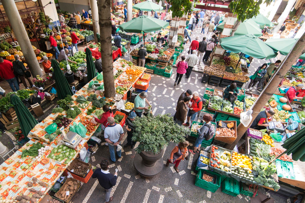 Bunter französischer Wochenmarkt mit Obst, Gemüse und regionalen Spezialitäten