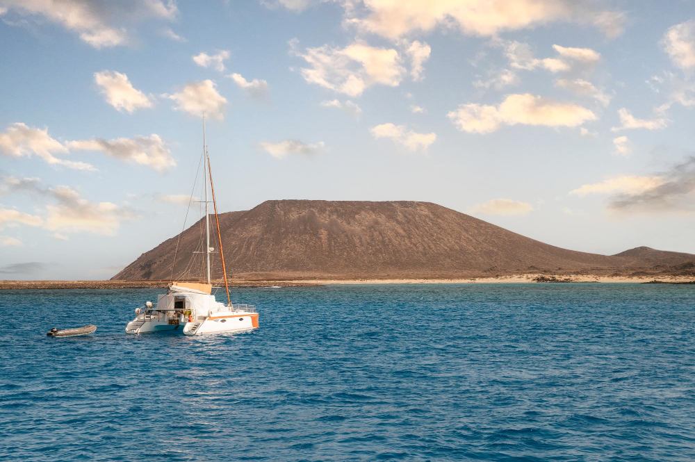 Katamaran vor der Insel Lobos mit Blick auf den Vulkan Montaña La Caldera.