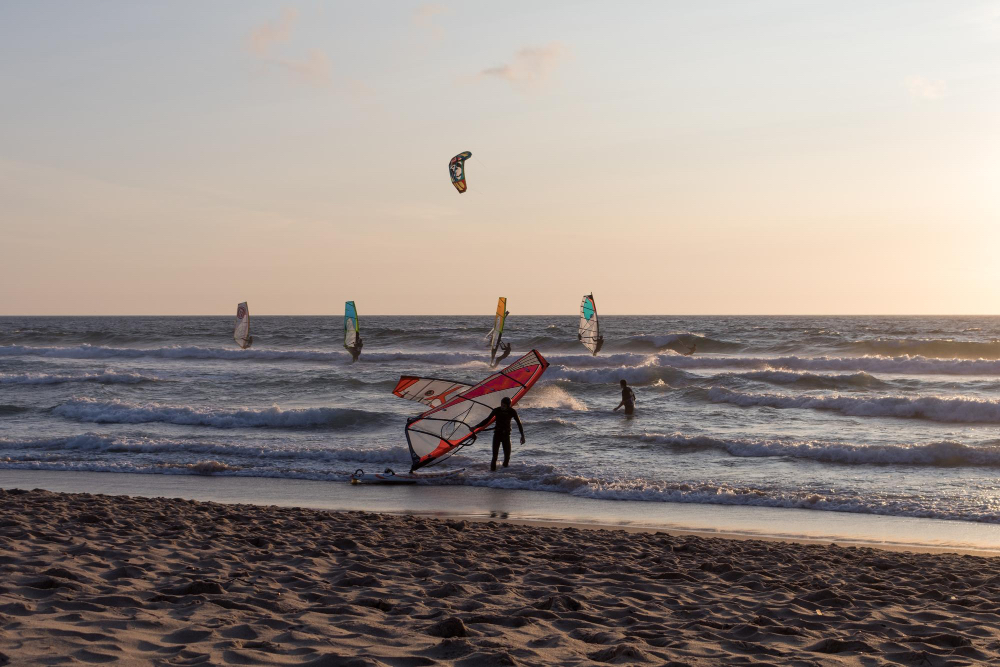 Kitesurfer und Windsurfer im Abendlicht an der Costa Calma.