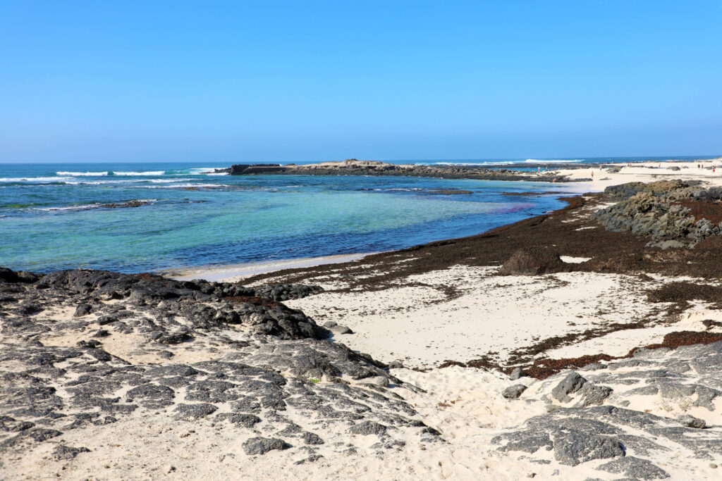 Blick auf die türkisblauen Lagunen von El Cotillo auf Fuerteventura – idyllischer Surfspot an der Nordwestküste
