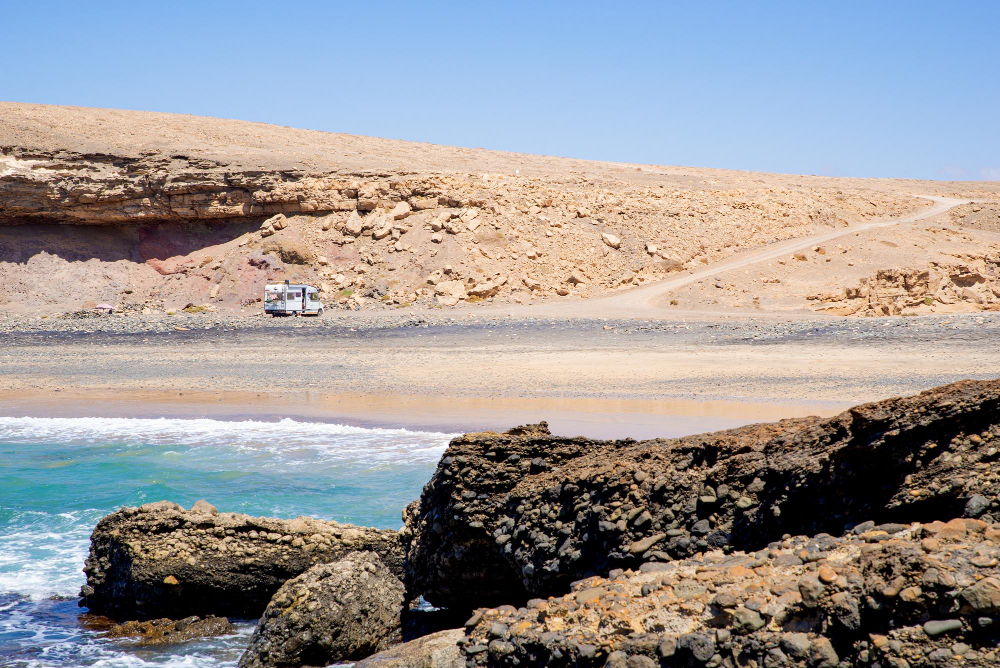 Einsame Bucht mit Felsen und Sandstrand auf Fuerteventura – unberührte Natur am Atlantik