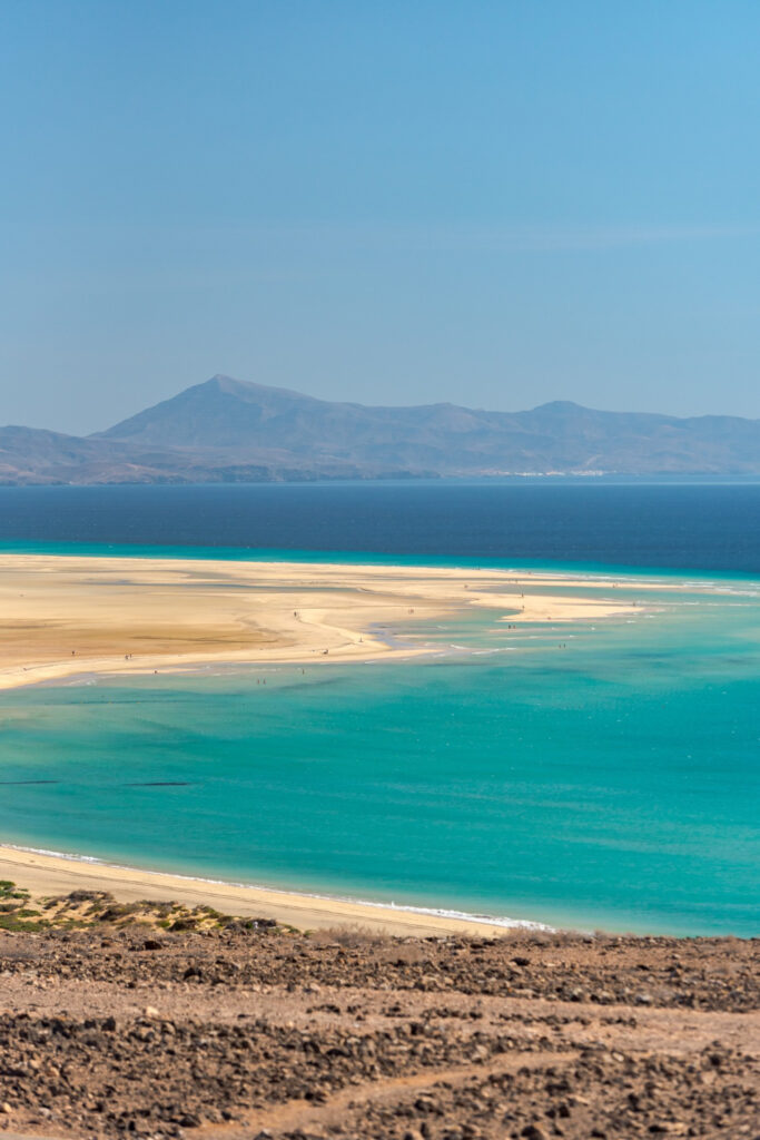 Blick auf die Playa de Sotavento auf Fuerteventura mit türkisblauem Wasser und endlosen Sandbänken – beliebter Spot zum Surfen und Kitesurfen