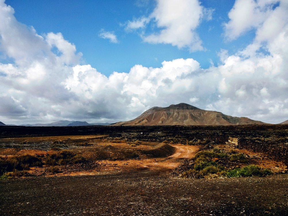 ulkanische Landschaft mit kargen Hügeln im Inselinneren von Fuerteventura – Natur und Surfen kombiniert