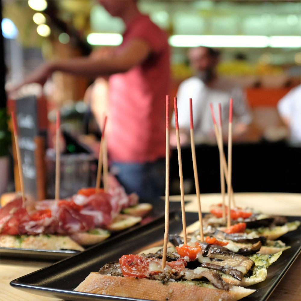 Typische Tapas in einer Bar in Puerto del Rosario genießen.