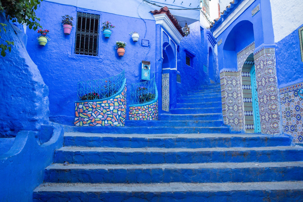 Die berühmte blaue Stadt Chefchaouen in Marokko mit bunt bemalten Häusern, Mosaiken und engen Gassen im Rif-Gebirge