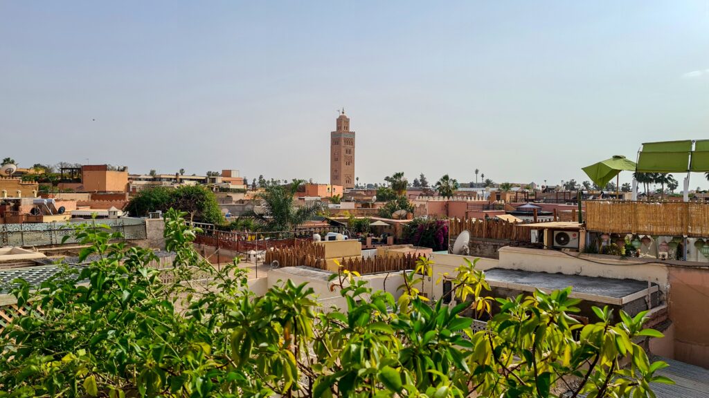 Blick über die Dächer von Marrakesch mit der Koutoubia-Moschee – die Königsstadt Marokkos mit orientalischem Flair