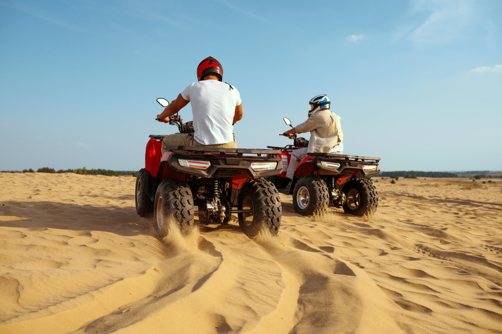 Zwei Fahrer auf Quads in den Sanddünen bei Agadir in Marokko – actionreiche Tour für Abenteuerlustige