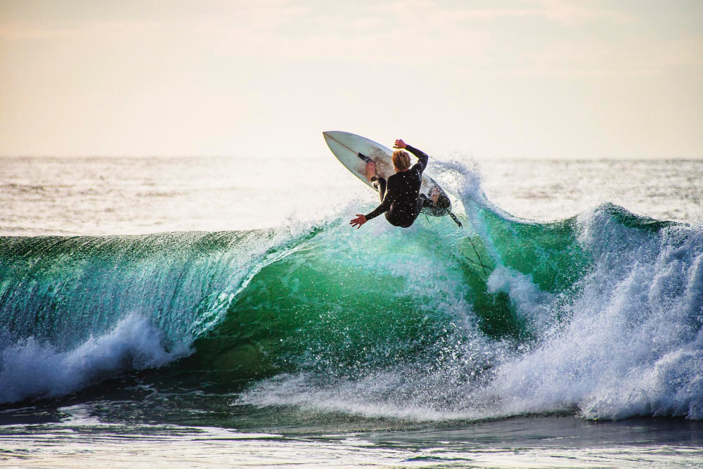 Surfer reitet eine kraftvolle Welle an der Atlantikküste von Marokko