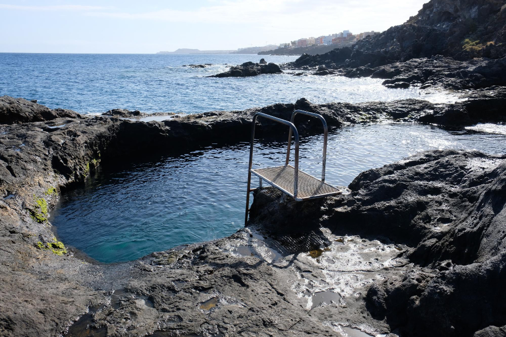 Natürliches Meeresschwimmbecken im Lavagestein von Garachico auf Teneriffa – ruhiges Wasser mit Blick auf den Atlantik.