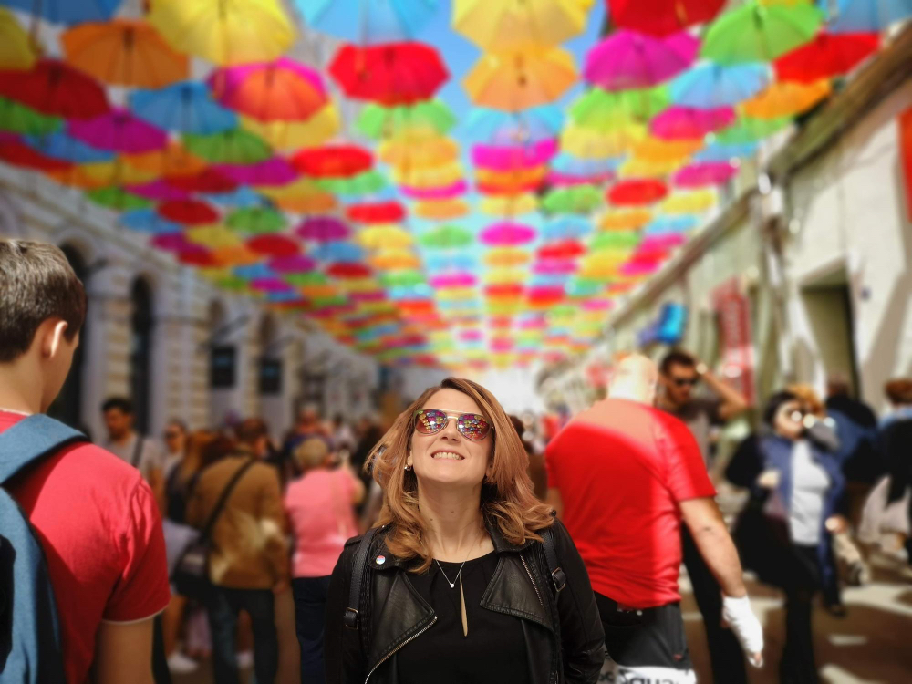Bunte Regenschirme als Straßenkunst in Portugal – Symbol für Festivals und portugiesische Lebensfreude.