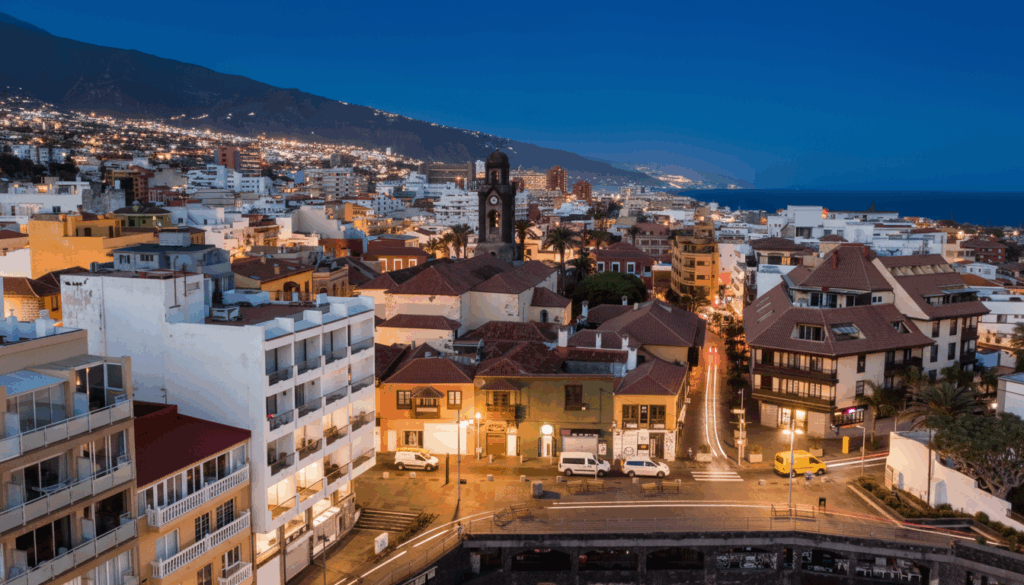 Abendstimmung in Puerto de la Cruz auf Teneriffa mit Blick auf die Altstadt und das Meer – gemütliche Lichter, Tapas-Bars und lebendige Atmosphäre.