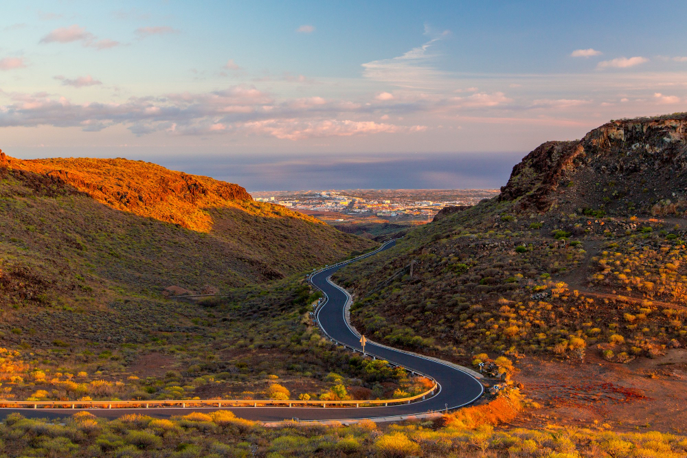 Panoramablick auf kurvige Küstenstraße im Norden Teneriffas – Roadtrip durch Vulkanlandschaft mit Blick auf den Atlantik.