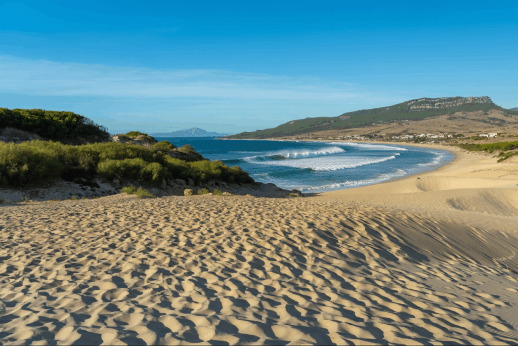 Weite Dünenlandschaft am Strand in Andalusien – Naturhighlight in Südspanien.