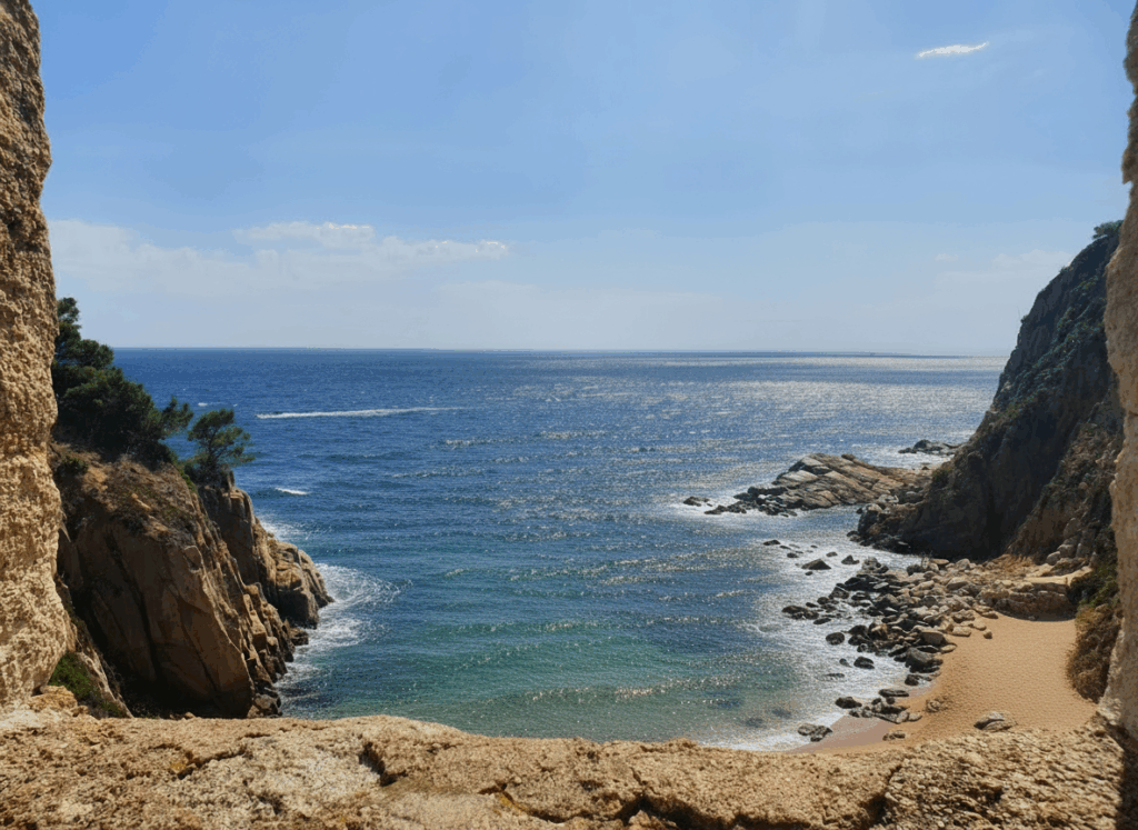 Einsame Bucht mit Sandstrand und türkisfarbenem Wasser an der spanischen Küste – ideal zum Entspannen abseits vom Trubel