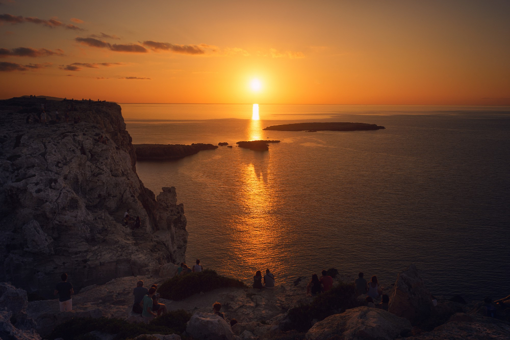 Sonnenuntergang über dem Meer an Spaniens Küste mit Blick von den Felsen – unvergessliche Abendstimmung