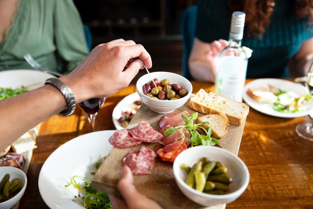 Traditionelle Tapas mit Oliven, Wurst und Brot – spanische Esskultur genießen.
