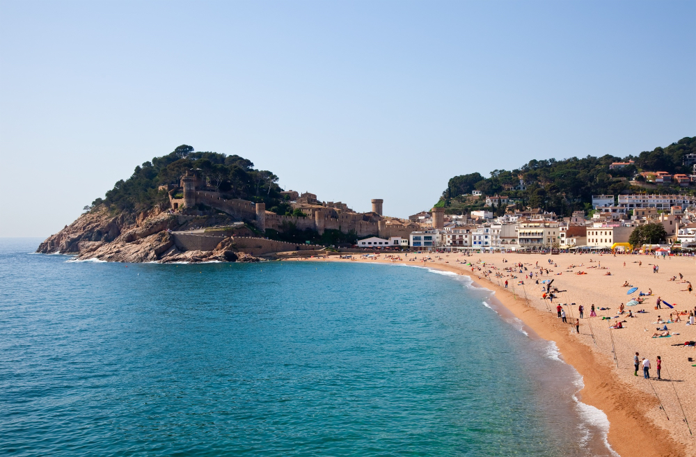 Strand von Tossa de Mar mit Altstadt und Burg – spanisches Küstenflair erleben.