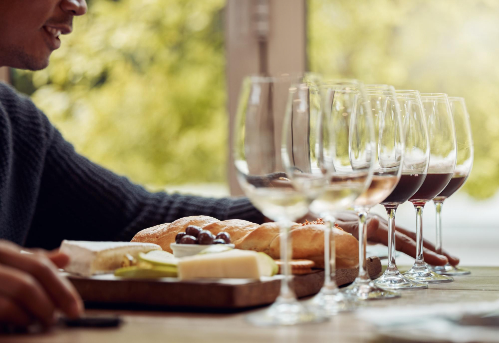 Weinverkostung in Spanien mit Gläsern, Brot, Käse und regionalen Spezialitäten in La Rioja oder Galicien