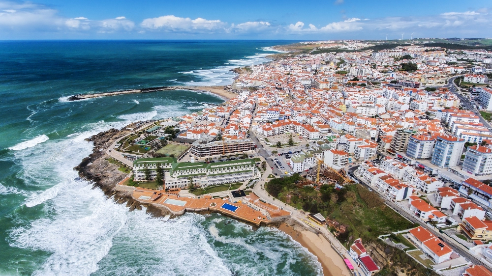 Luftaufnahme der Küstenstadt Ericeira, einem der bekanntesten Surfspots Portugals und als erster Ort in Europa zum World Surfing Reserve ernannt