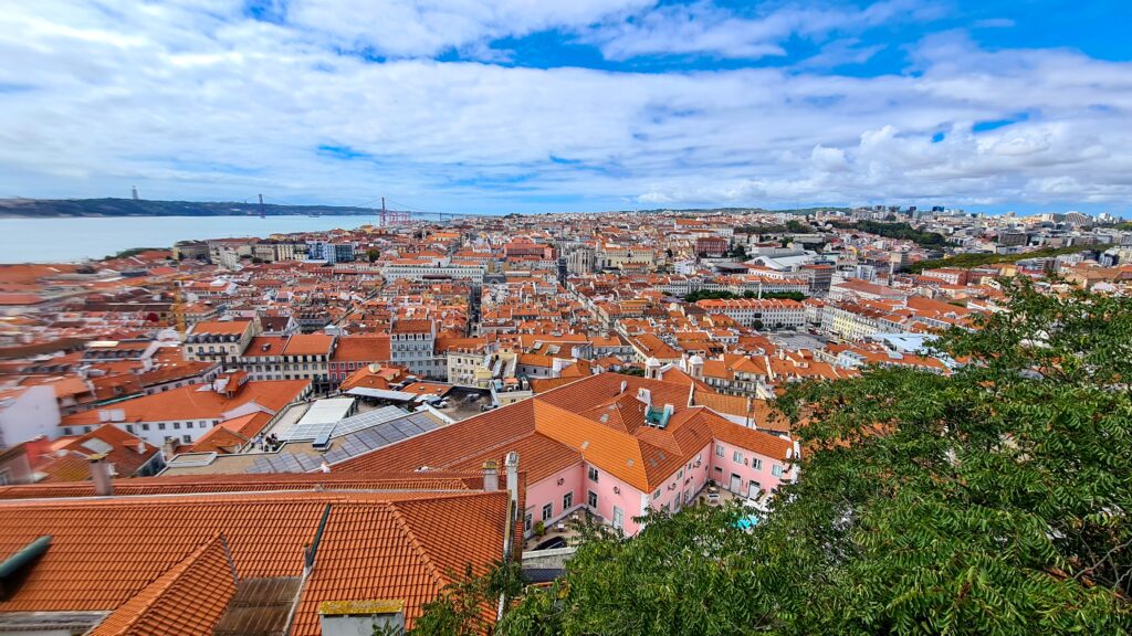 Panoramablick über die Dächer von Lissabon mit der 25-de-Abril-Brücke und dem Tejo im Hintergrund
