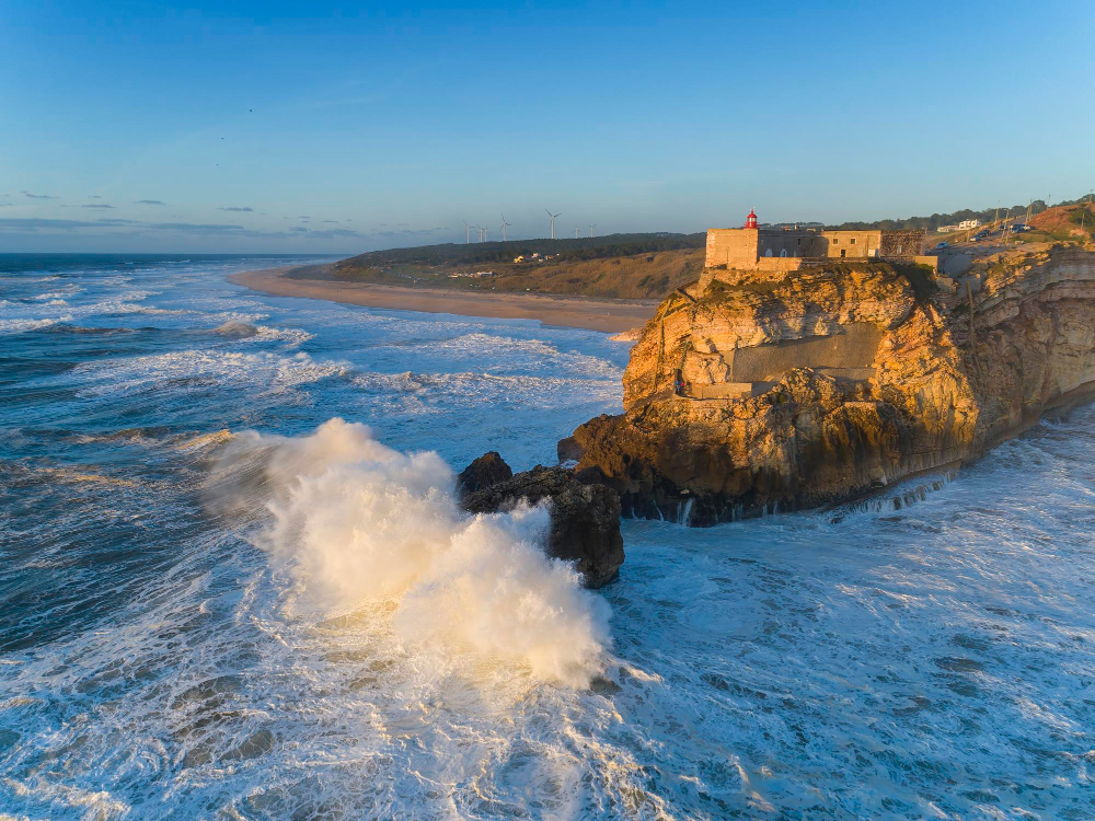 Festung São Miguel Arcanjo in Nazaré mit tosenden Wellen des Atlantiks