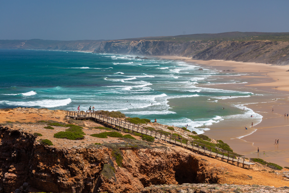 Weite Strände und perfekte Wellen an der Algarve – ideal für Surfer und Naturfreunde