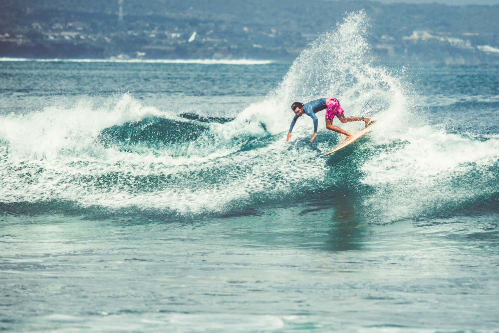 Surfer in Spanien reitet eine Welle – perfekte Bedingungen für Surf-Abenteuer