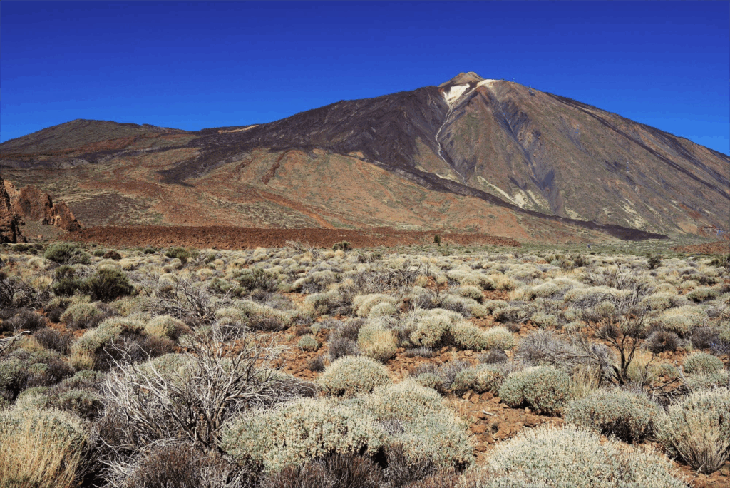 Blick über die Lavalandschaft des Teide-Nationalparks auf den höchsten Berg Spaniens – beeindruckende Natur Teneriffas.