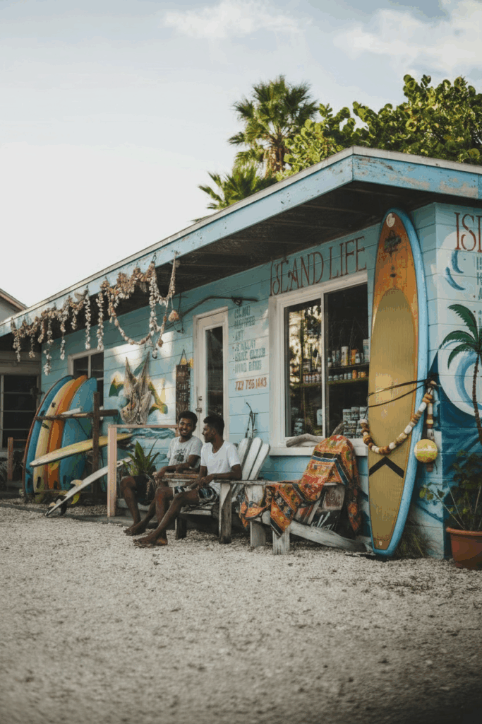 Surfshop in Arugam Bay, Sri Lanka – bunte Boards, entspannte Atmosphäre und lokaler Surfer-Vibe
