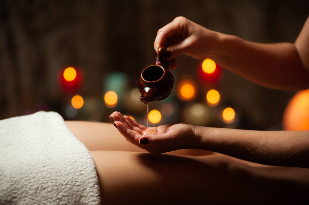 Ayurveda-Ölmassage in Sri Lanka – traditionelle Spa-Behandlung zur Entspannung nach dem Surfen