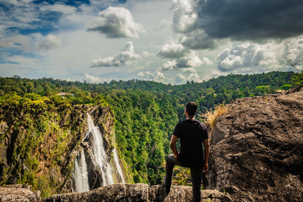 Wanderung auf Ella Rock in Sri Lanka – Blick auf Wasserfall und tropische Berglandschaft