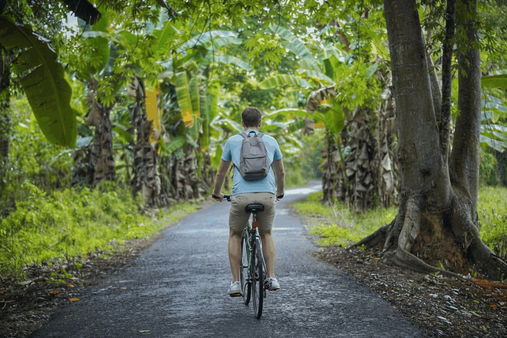 Fahrradtour durch das tropische Umland Sri Lankas – kleine Straßen zwischen Bananenbäumen