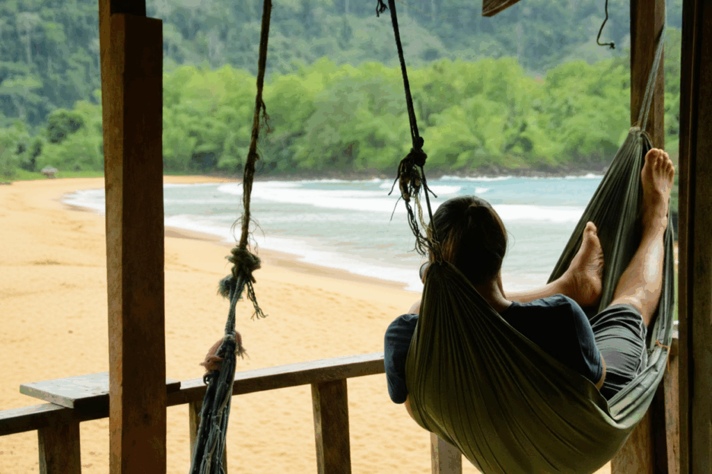 Entspannung in der Hängematte mit Blick auf Strand und Wellen in Sri Lanka