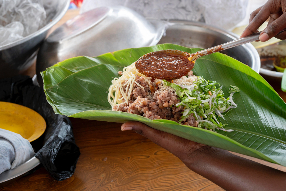 Sri Lanka Streetfood – frisches Curry mit Reis und Gemüse auf Bananenblatt beim Marktbesuch