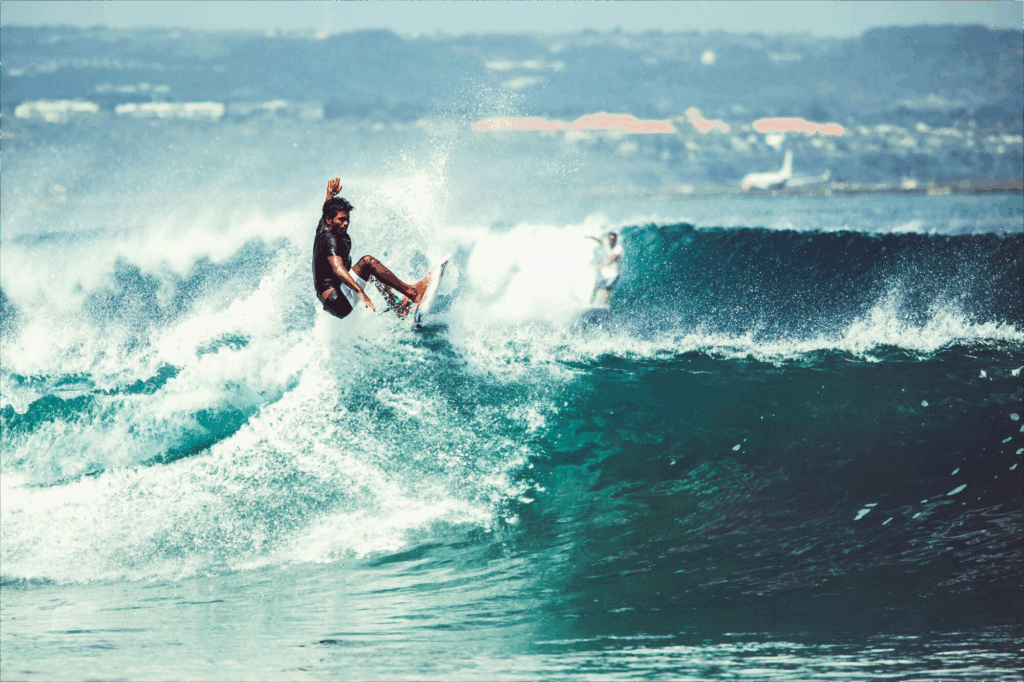 Surfer auf Shortboard in Sri Lanka – dynamische Surf-Action im Indischen Ozean