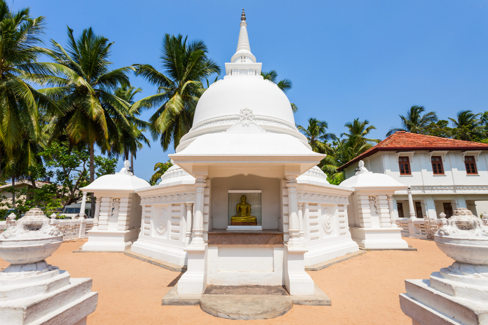 Weißer buddhistischer Tempel mit Dagoba in Sri Lanka – spirituelle Reise zu Kandy und Dambulla
