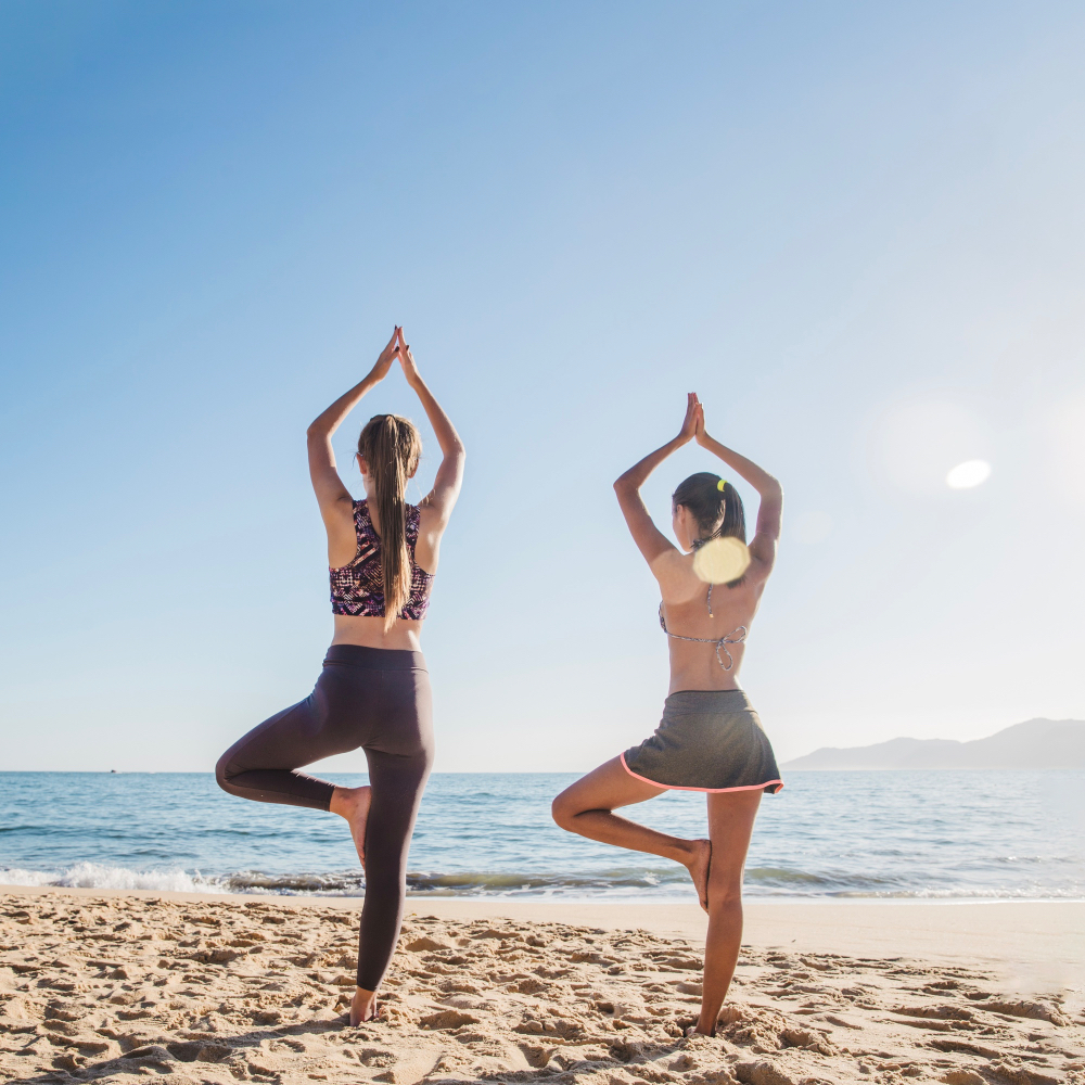 Yoga am Strand mit Blick aufs Meer – Vinyasa-Session im Surfcamp in Sri Lanka